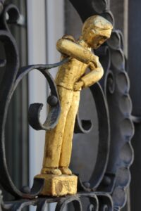 更年期に胃痛が続く原因と対策は？