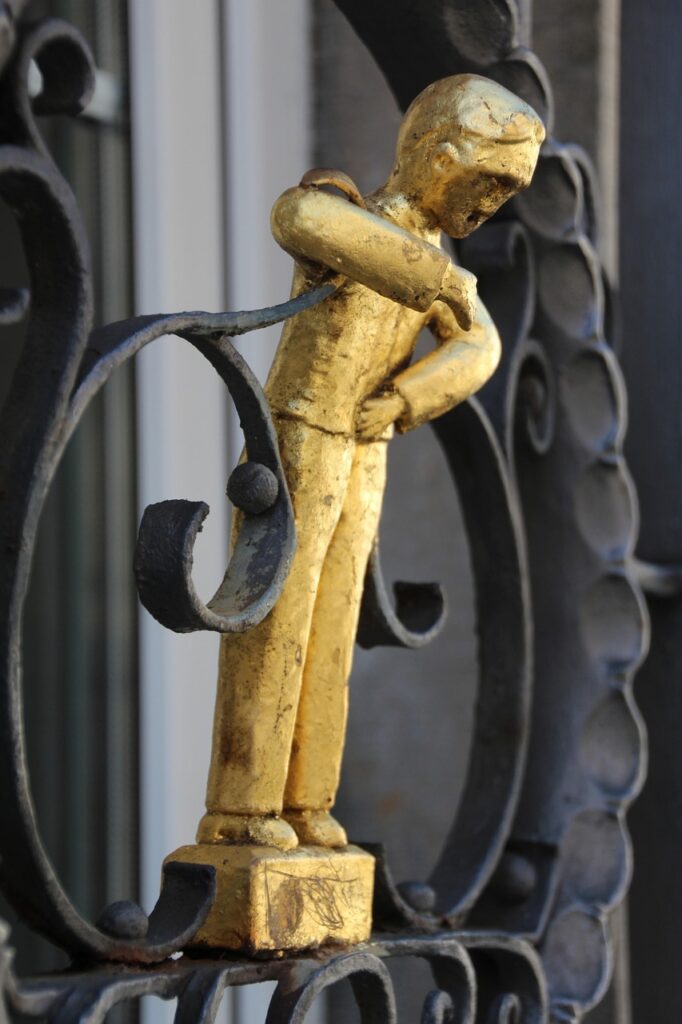 更年期に胃痛が続く原因と対策は？